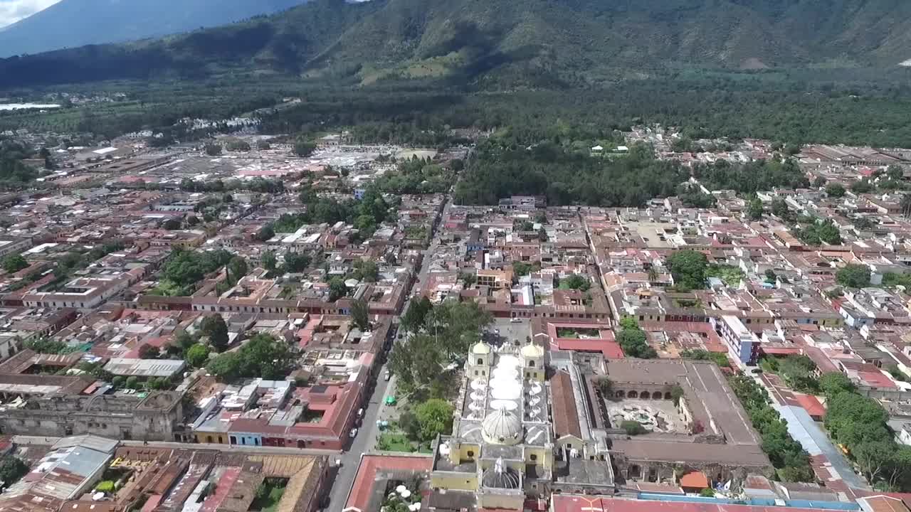 危地马拉的安提瓜城。美丽的老城区和市中心。无人机视角。观光视频素材