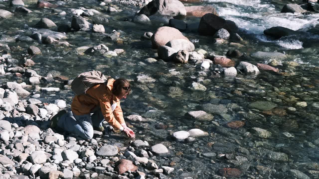 女登山客正在山河中洗手洗脸视频素材