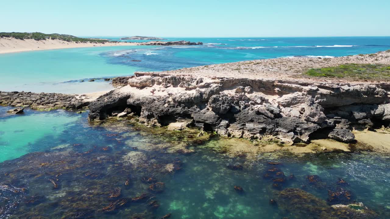 无人机拍摄的夏天蓝绿色的海水和绿色的山丘视频素材