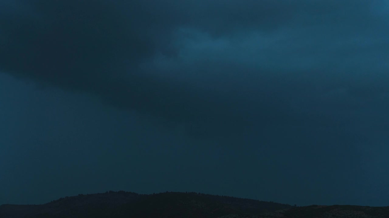 延时拍摄的夜晚雷雨在山上视频素材