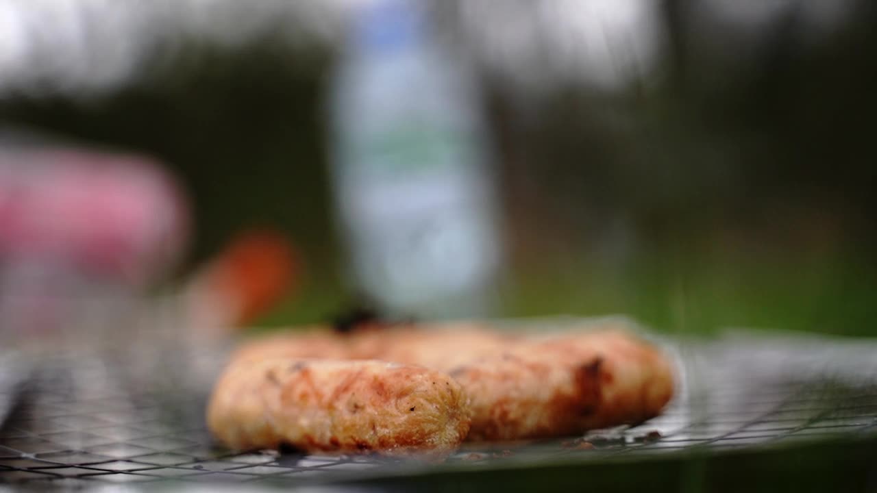 在户外野餐时烧烤香肠的近照视频素材