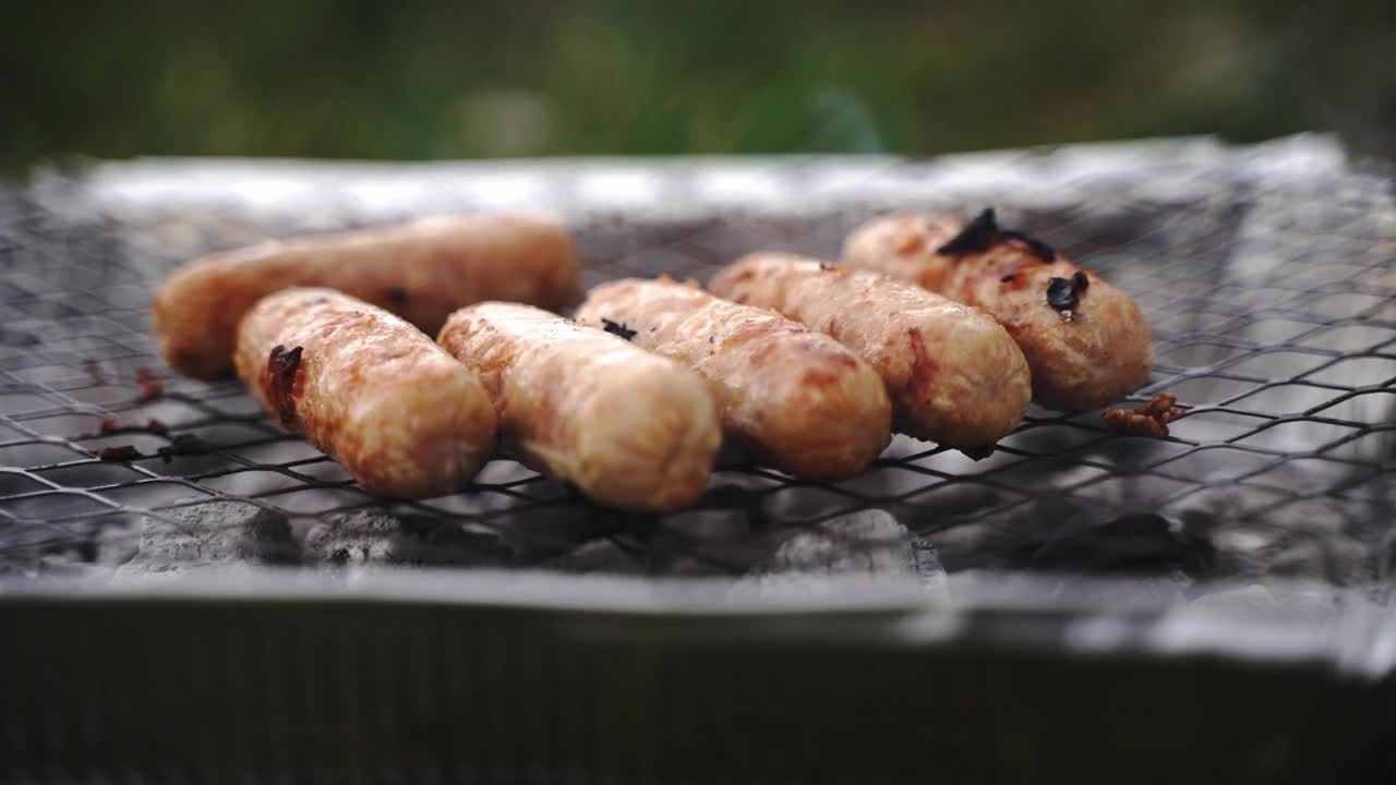 在户外野餐时烧烤香肠的近照视频素材