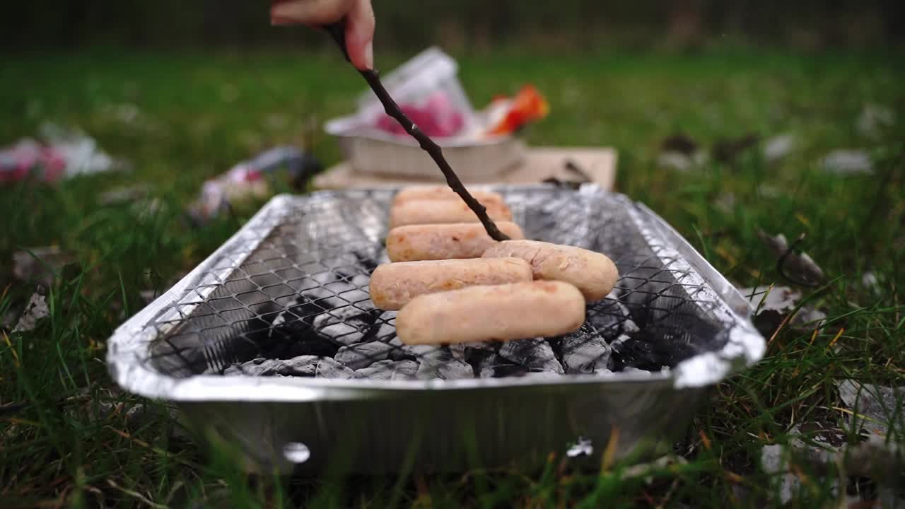 在户外野餐时烧烤香肠的近照视频素材