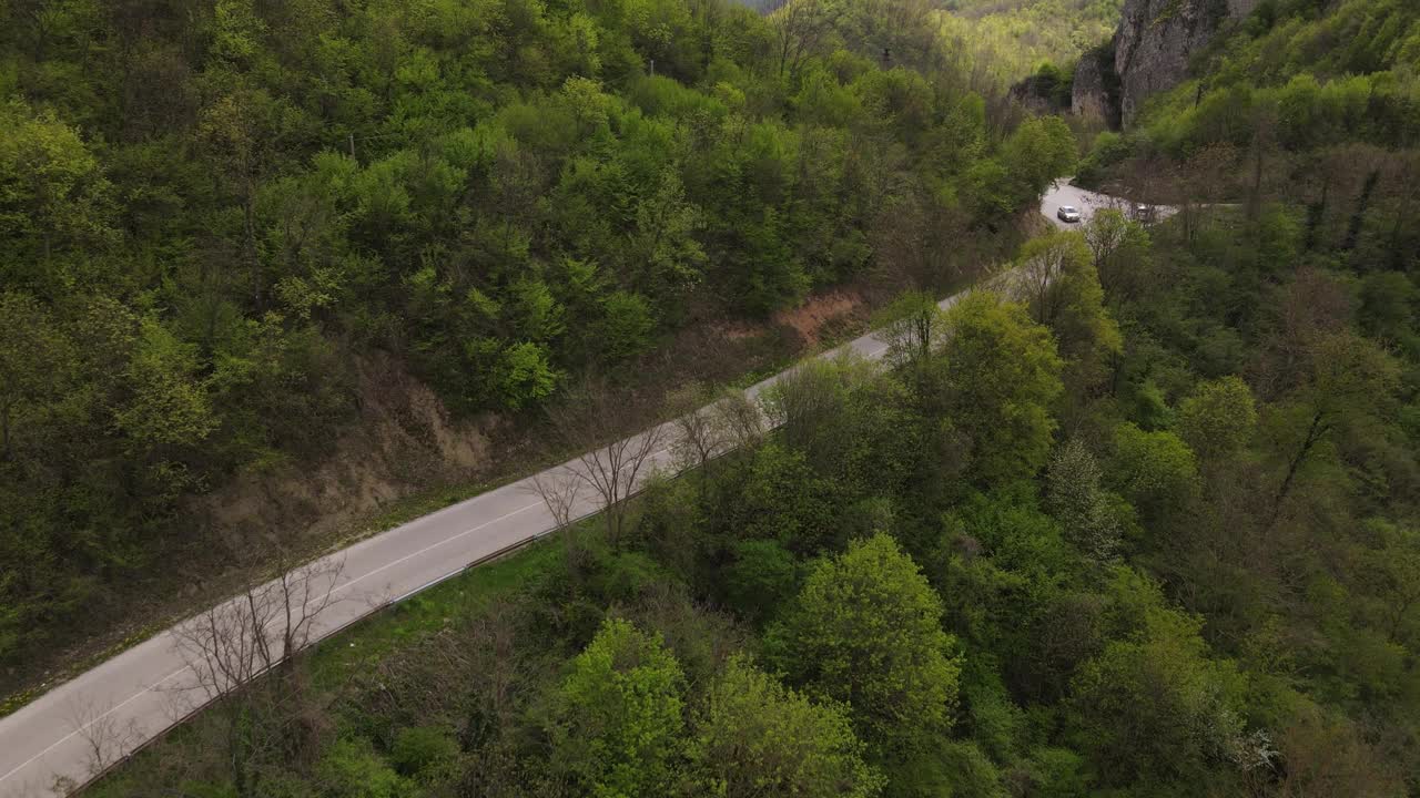 骑摩托车和汽车驾驶在开放的柏油路在阳光明媚的一天旅行概念在春天无人机鸟瞰图塞尔维亚knjazevac视频素材