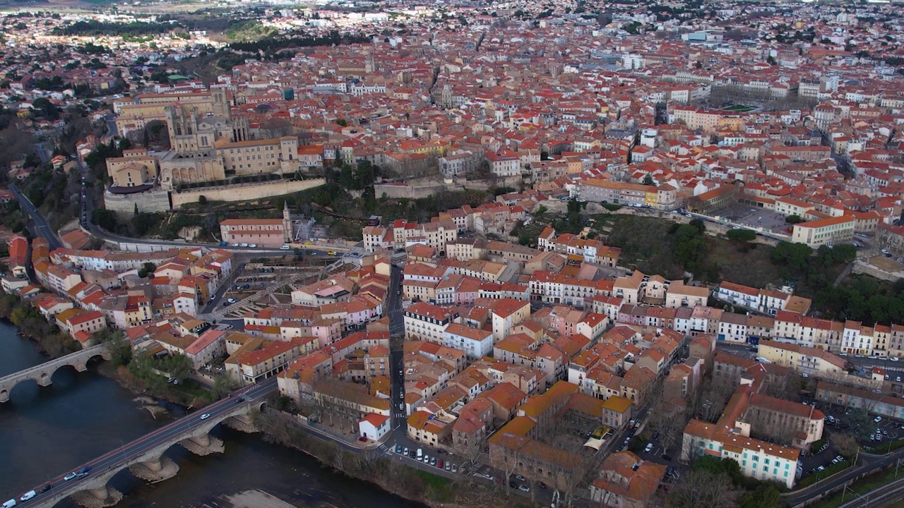 Aerial view around the old town of the city Béziers in France视频素材