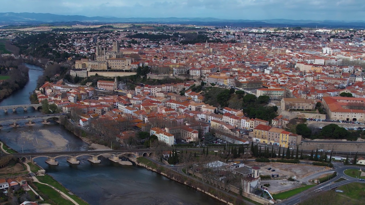 Aerial view around the old town of the city Béziers in France视频素材