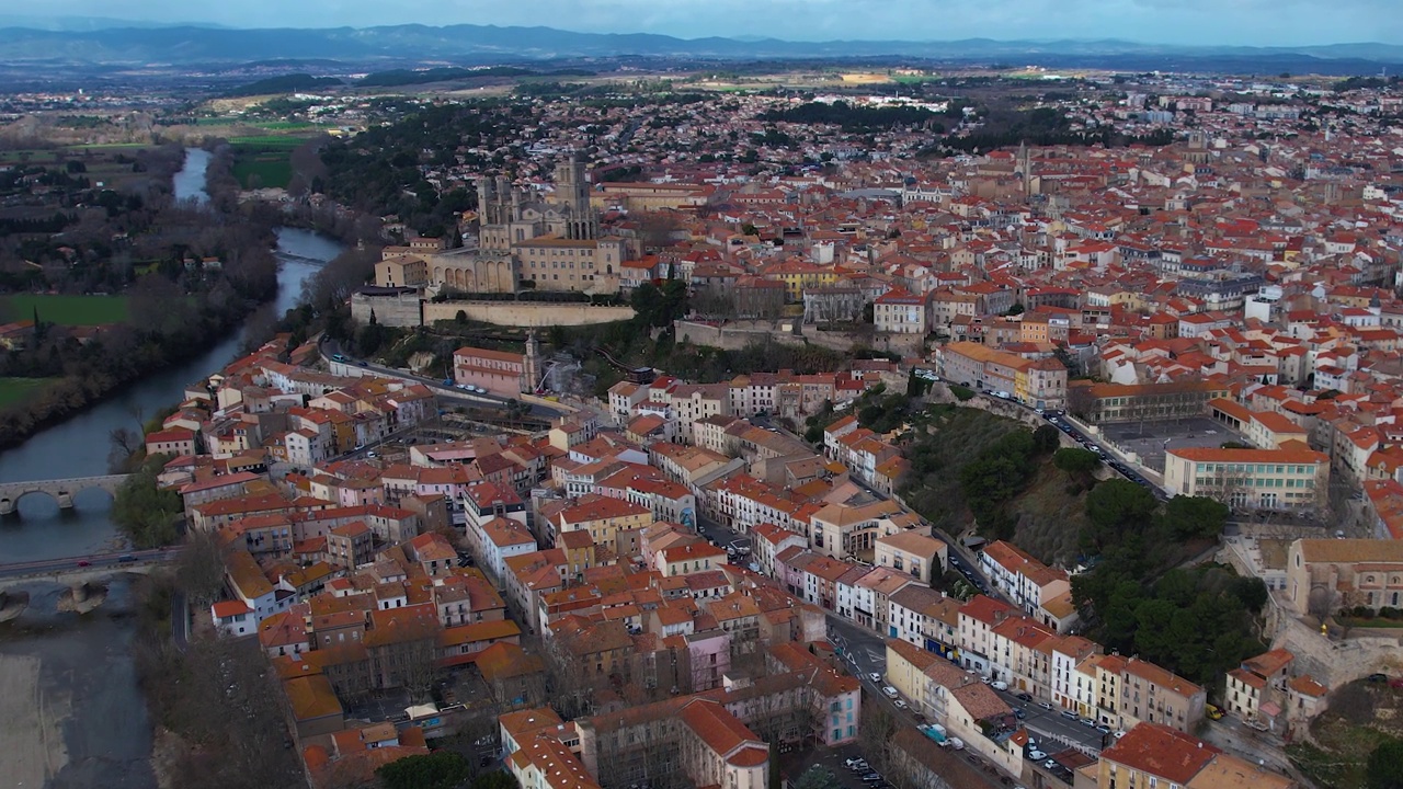 Aerial view around the old town of the city Béziers in France视频素材