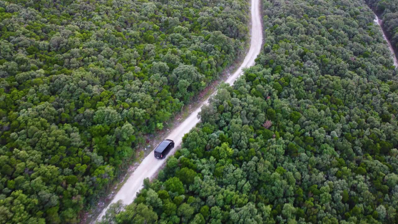 航拍的森林中被树木包围的道路视频素材