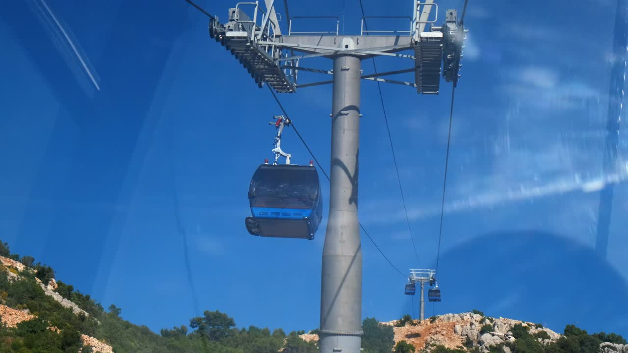 夏日阳光下的索道之旅。视频素材