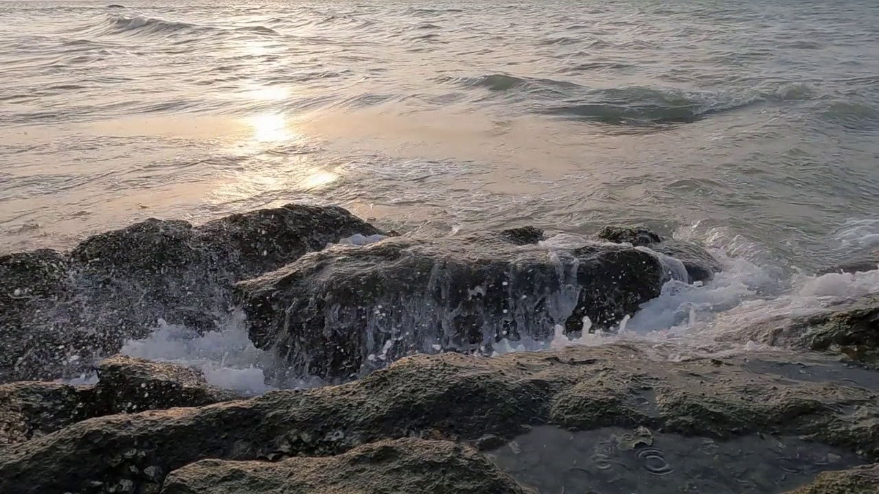 海浪拍打着海滩上的石头。视频素材