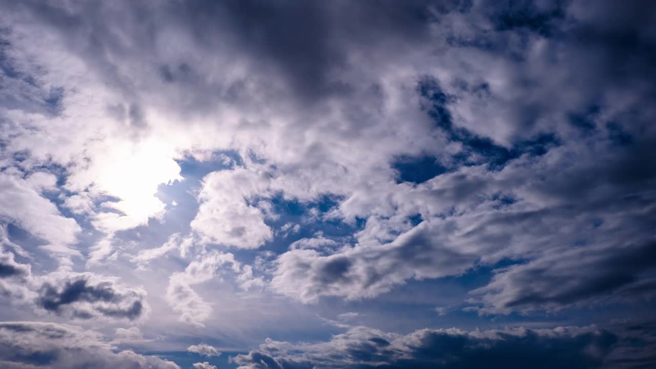 当太阳在地平线上时，积云风暴云在天空中移动的时间间隔视频素材