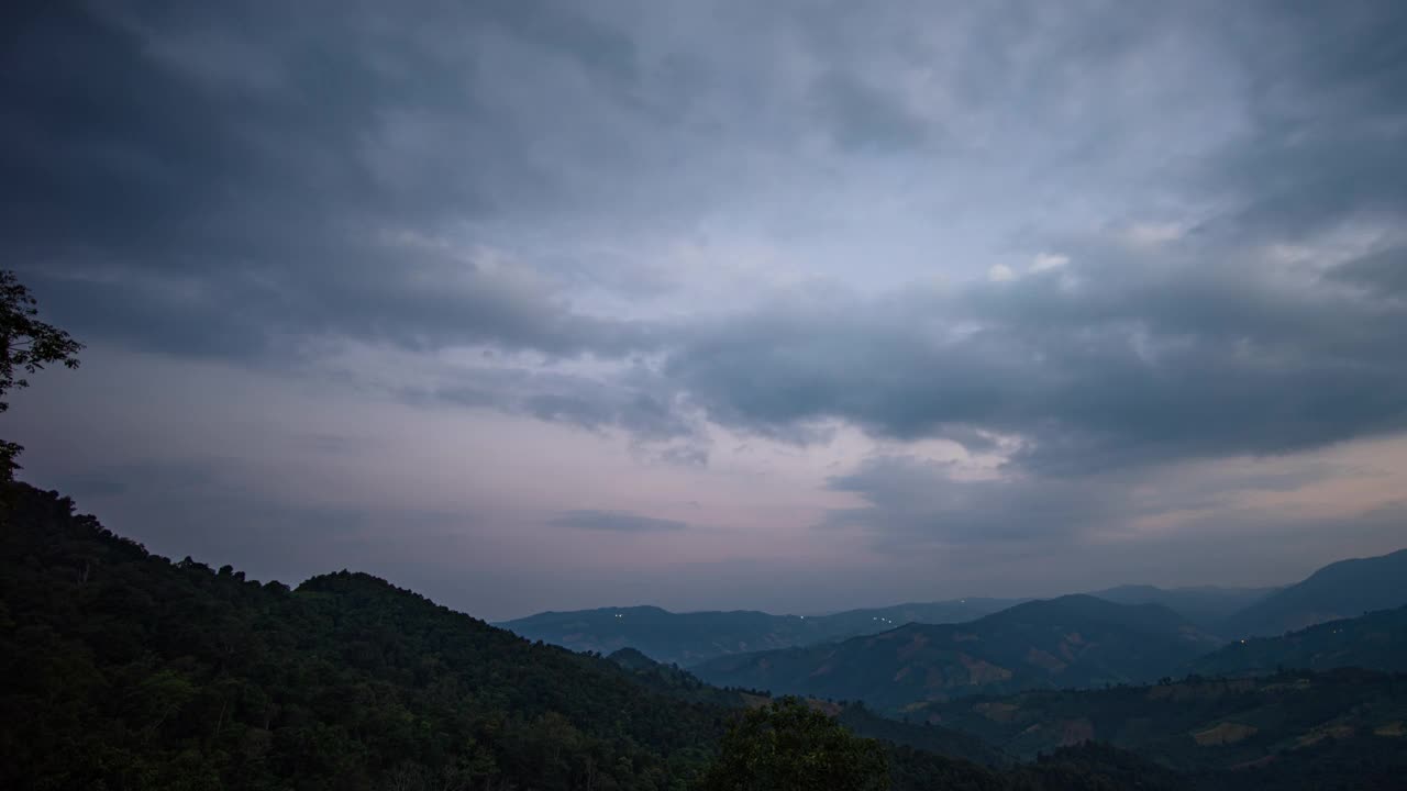 宁静的日出场景与多云的天空和剪影山，延时拍摄视频素材