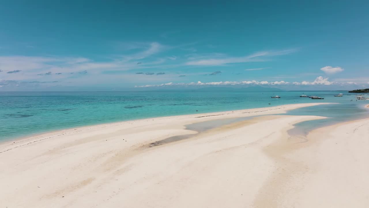 热带沙滩和蓝色的大海。菲律宾视频素材