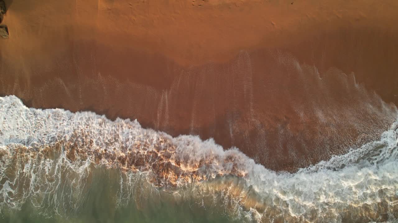 无人机拍摄的夏天沙滩上飞溅的海浪视频素材