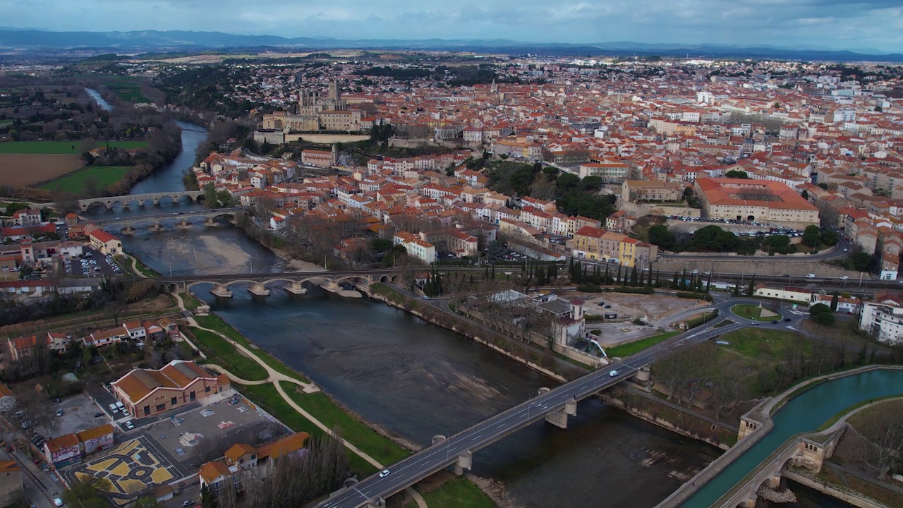 Aerial view of the city Béziers in France视频素材