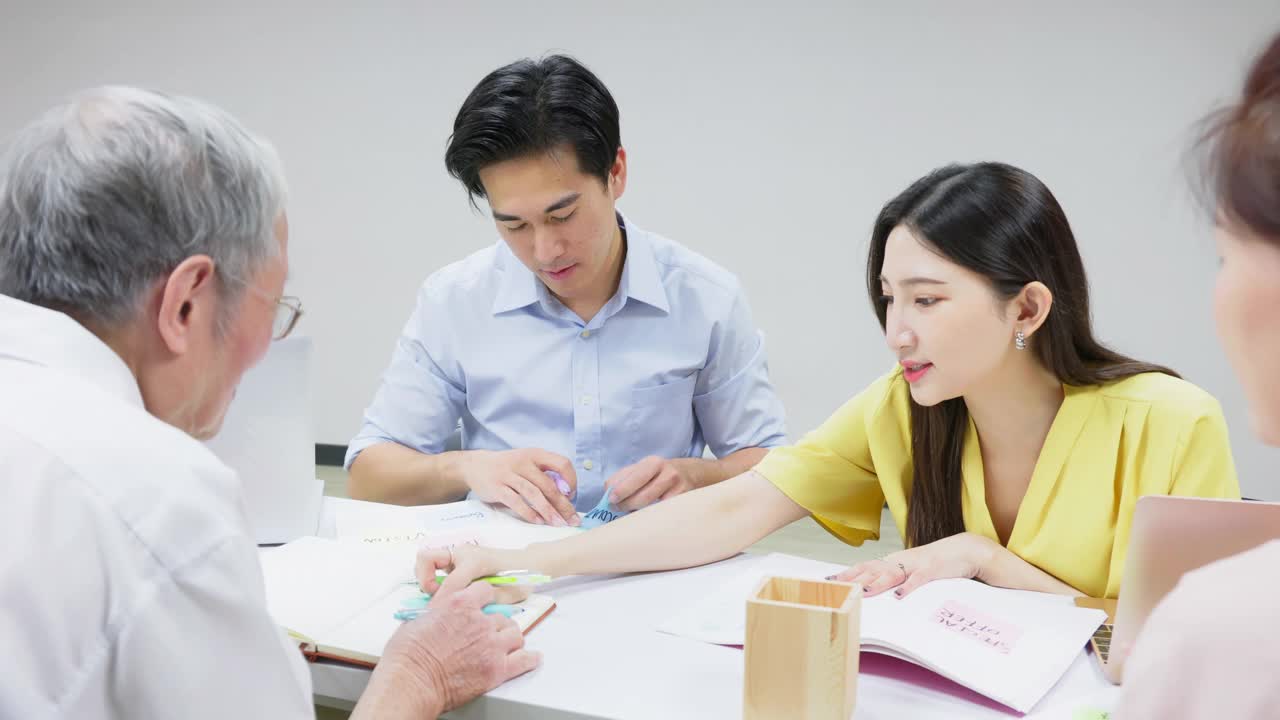 学生一起讨论视频素材