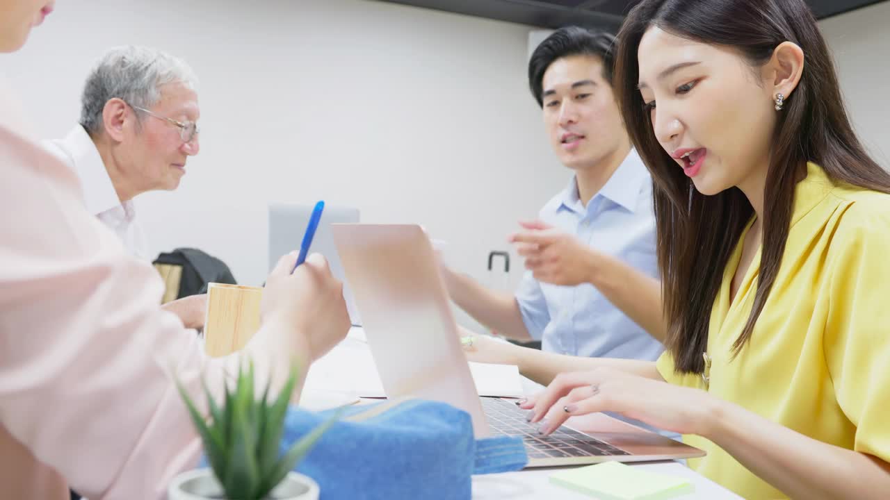 学生一起讨论视频素材