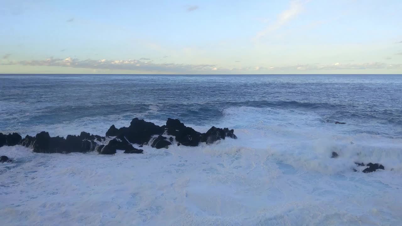 海浪拍打岩石产生的泡沫视频素材