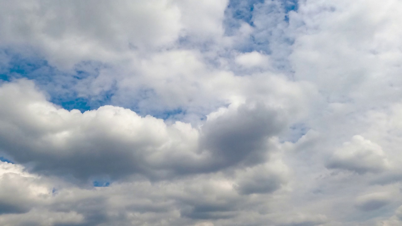 柔软蓬松的云覆盖着天空。白天大气中云景的形成。低角度视图。间隔拍摄。视频素材