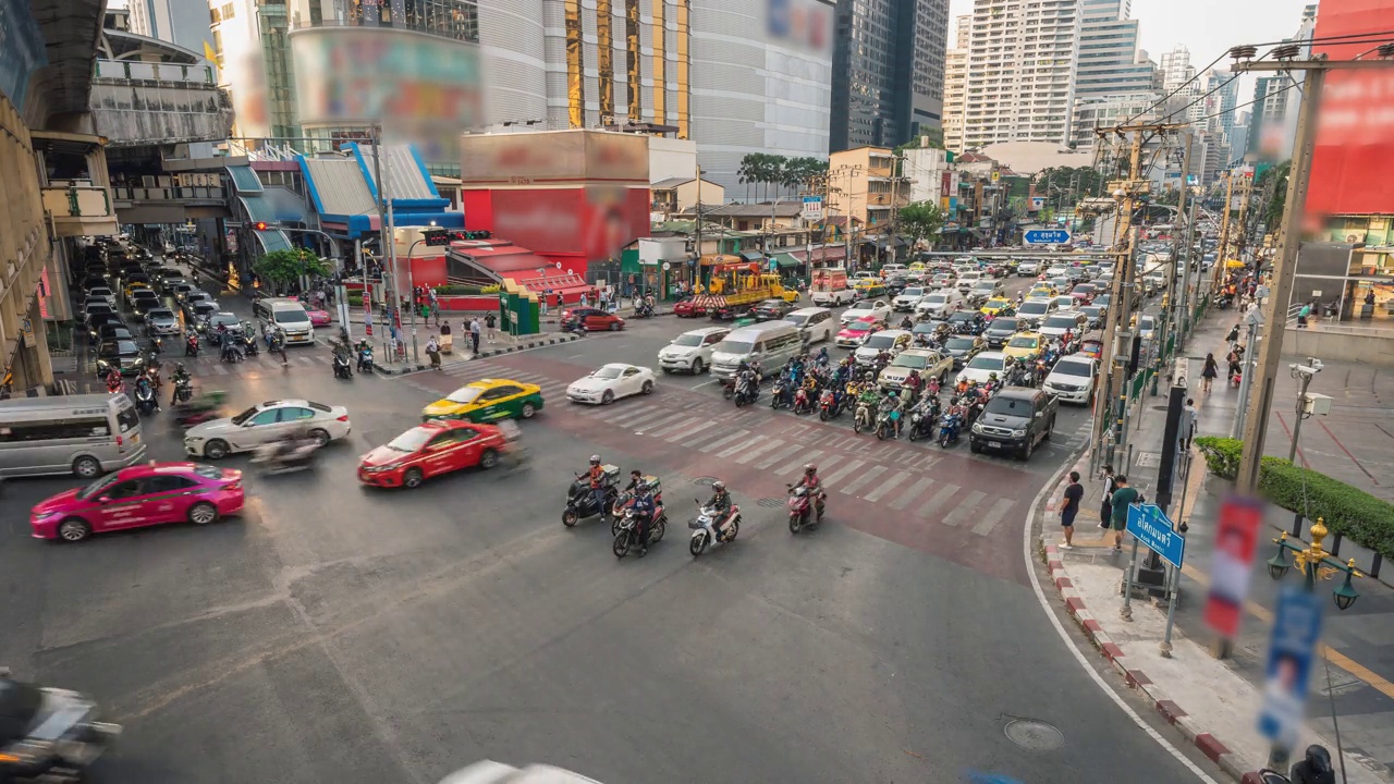 城市高速公路和交叉口街道上的车辆和人的交通量随时间变化视频素材