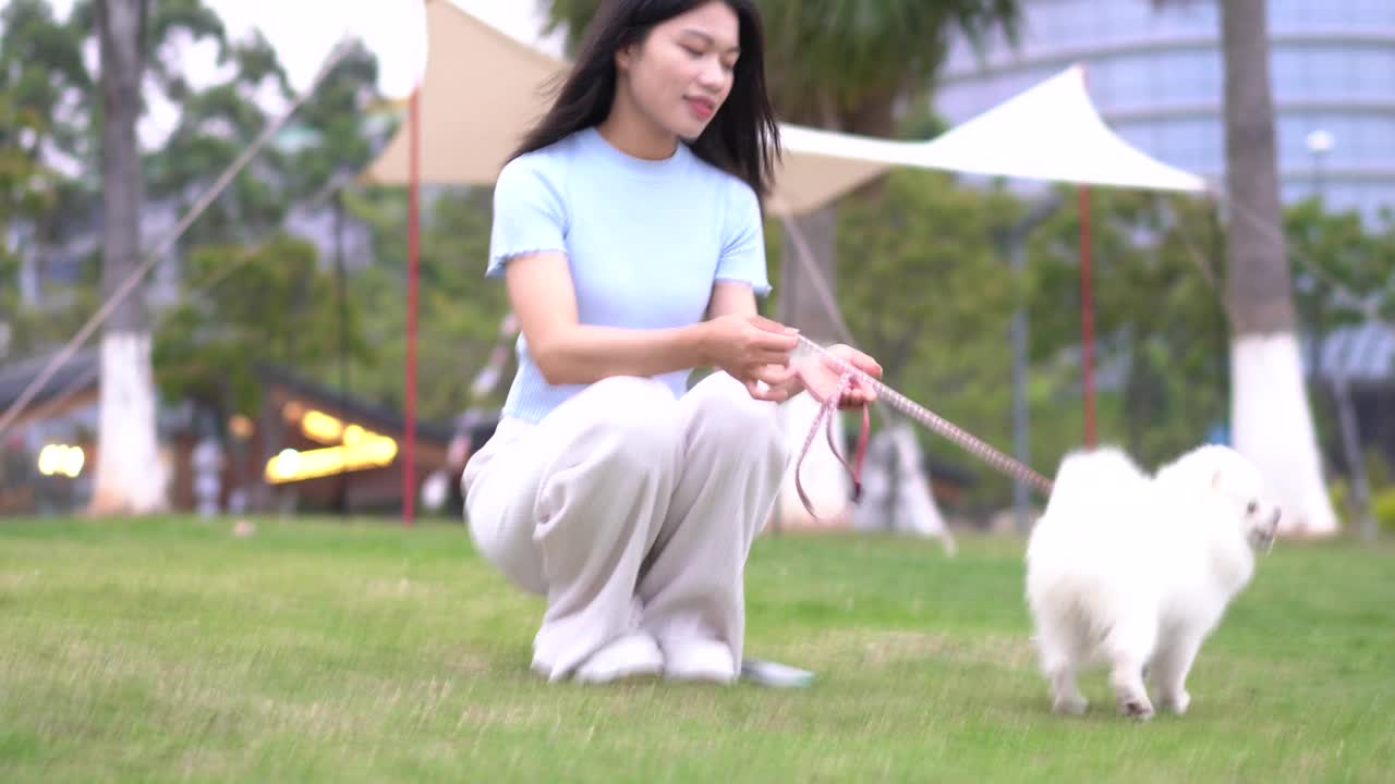 年轻女子与孩子和狗玩耍视频素材