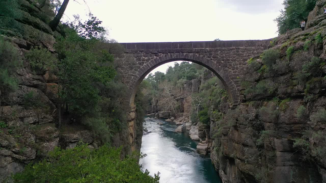 Old stone bridge in Koprulu canyon over Köprüçay river, drone video, aerial view. Antalya, Turkey视频素材