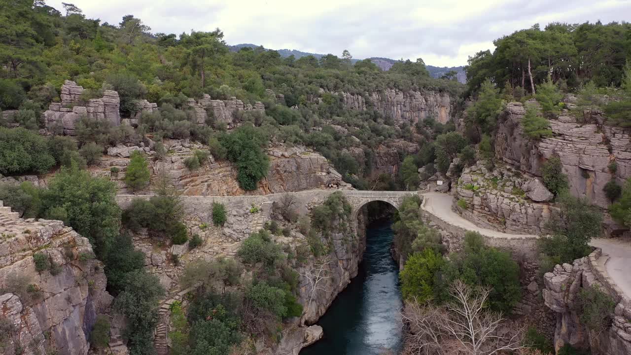 Old stone bridge in Koprulu canyon over Köprüçay river, drone video, aerial view. Antalya, Turkey视频素材