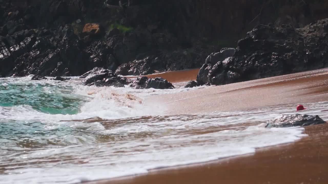 一个巨大的海浪冲击印度果阿的Kakolem海滩的特写慢镜头。白色的泡沫海浪冲击着海岸。热带假日背景。海滩上的海浪。视频素材