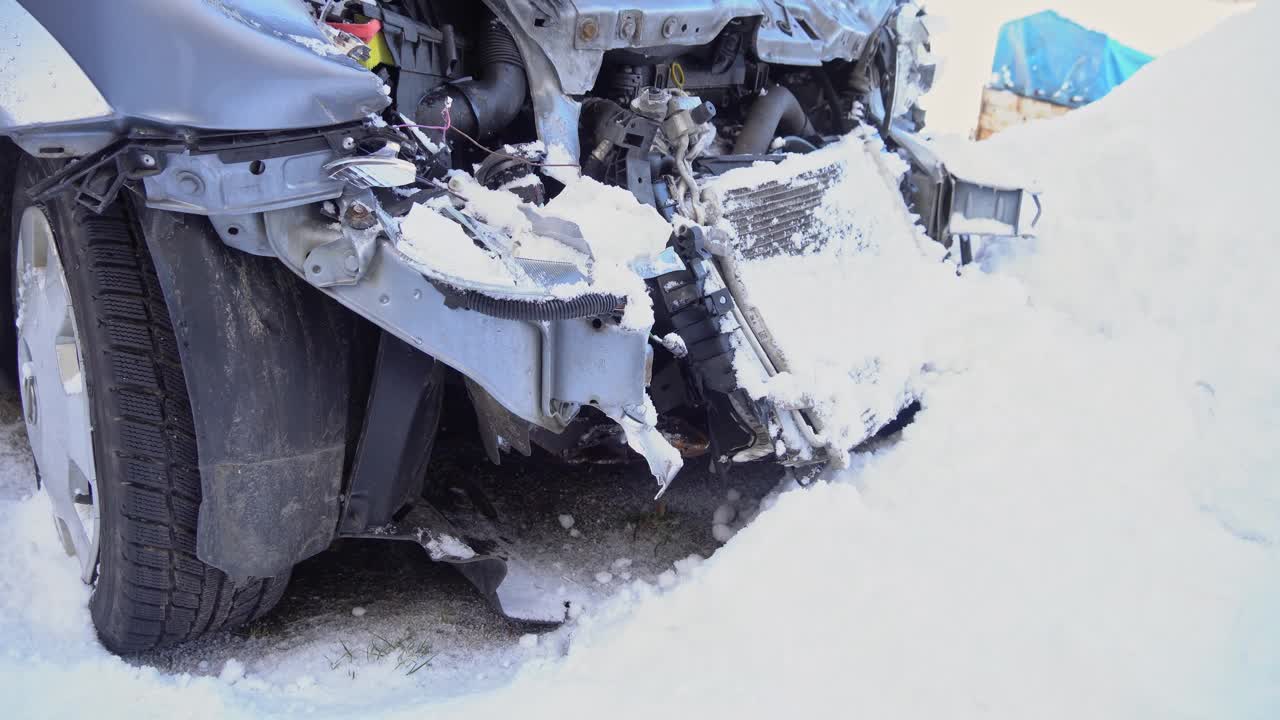 道路交通事故中有汽车，雪地中有汽车撞车，冬季道路上有事故，车辆被毁。汽车正面碰撞视频素材