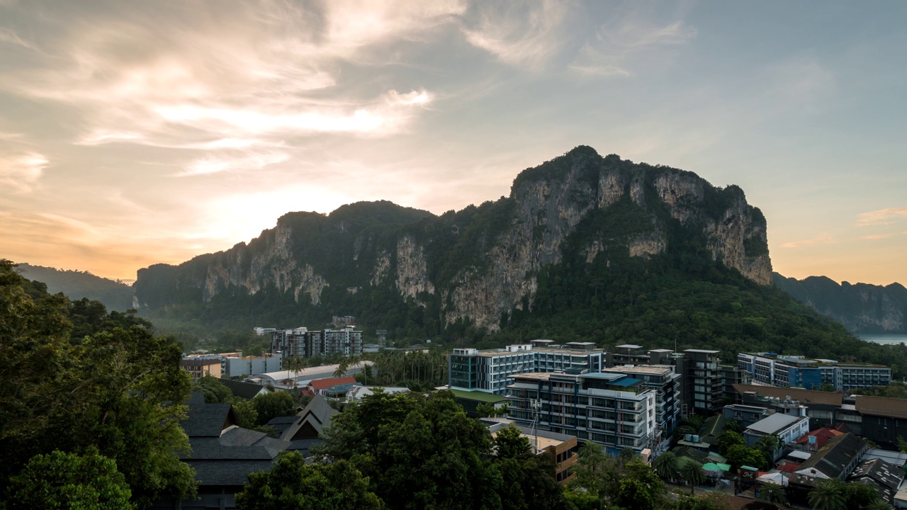 热带海洋日出延时在奥南海滩与石灰岩山，泰国甲米高角度观看自然景观延时视频素材