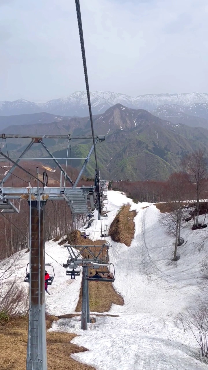 从滑雪缆车上可以看到雪景和滑雪坡。视频素材