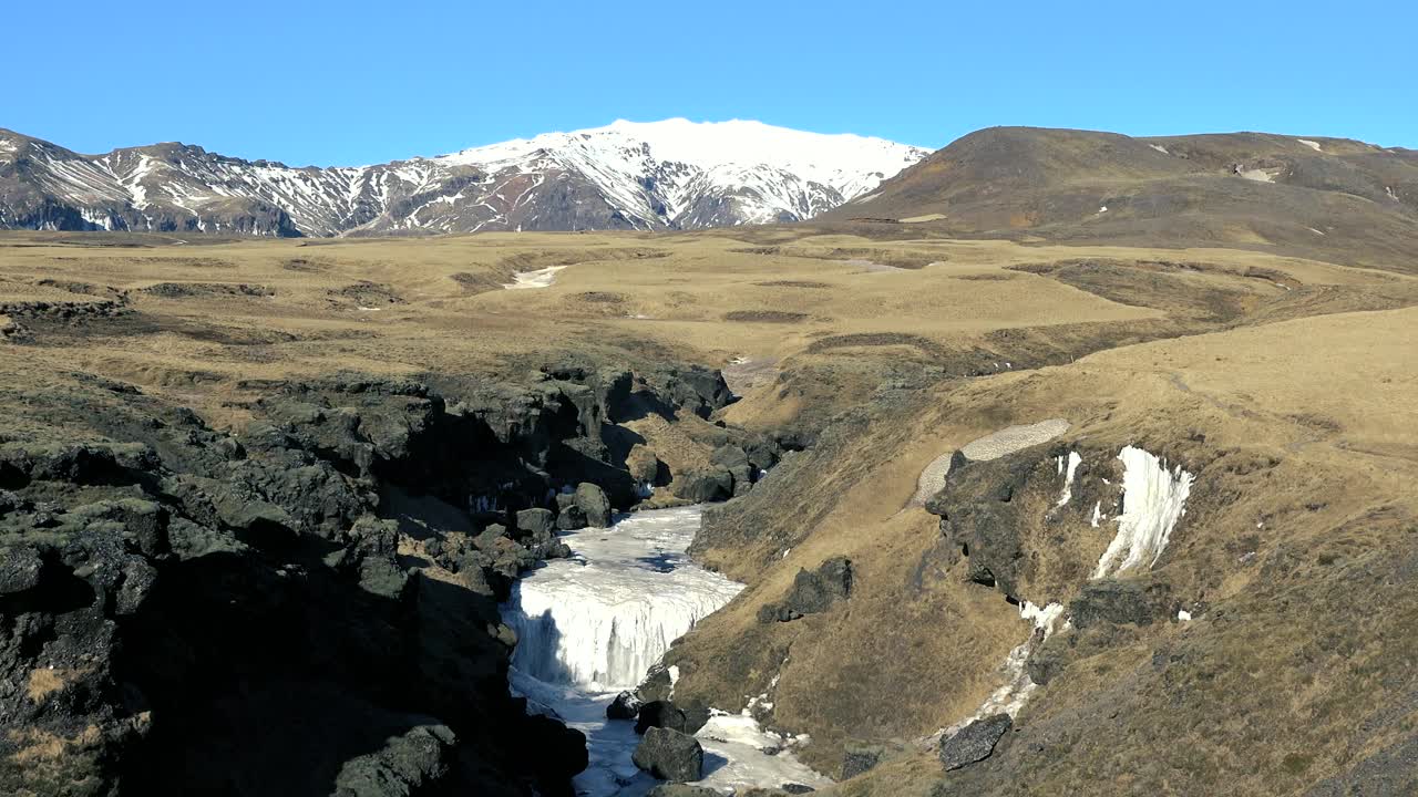 北极的自然。瀑布和冰。冰岛的冬天。冰岛冬季景观。高高的瀑布和岩石。雪和冰。是冰岛旅游的好去处。视频素材