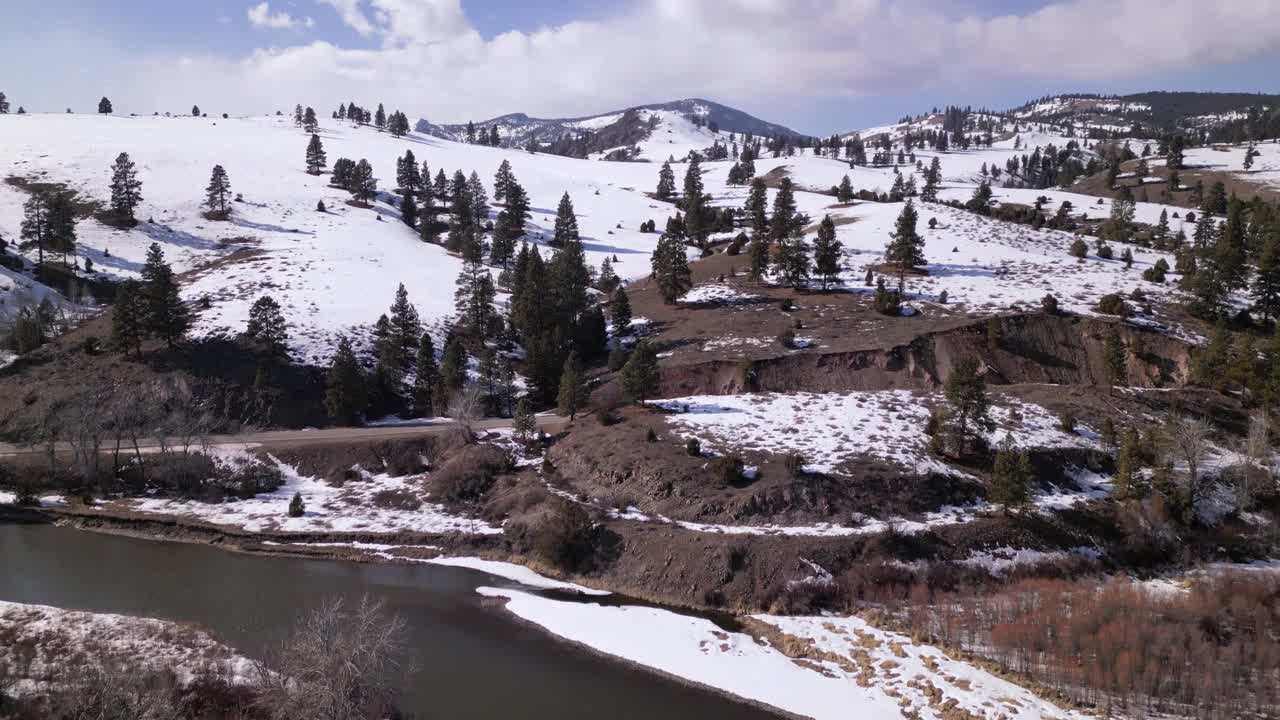 蒙大拿景观。冬天的山脉和河流视频素材