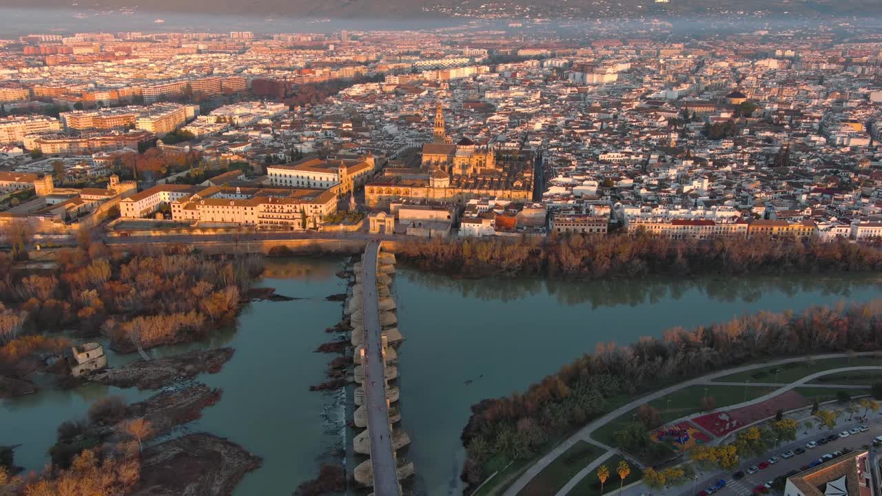 Aerial view of the Mosque–Cathedral of Cordoba and roman bridge over Guadalquivir river, UNESCO World Heritage Site, Andalusia, Spain视频素材