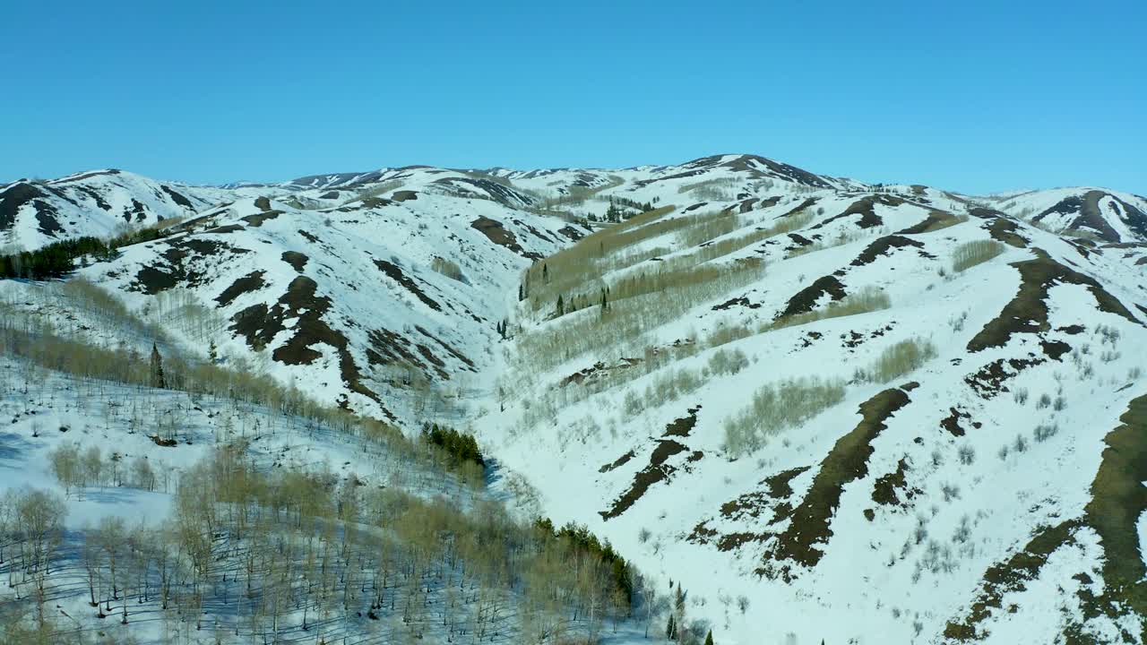 亚洲哈萨克斯坦北部，一辆行驶在冬季蜿蜒山路上的无人驾驶汽车上的景色。视频素材