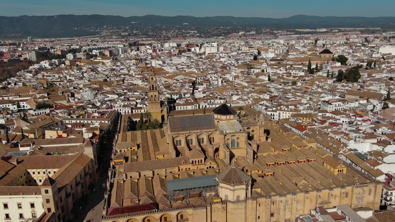 Aerial view of Mosque–Cathedral of Cordoba, Roman bridge, Historic town, Andalusia, Spain视频素材