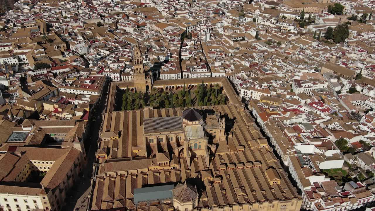 Aerial view of Mosque–Cathedral of Cordoba, Roman bridge, Historic town, Andalusia, Spain视频素材