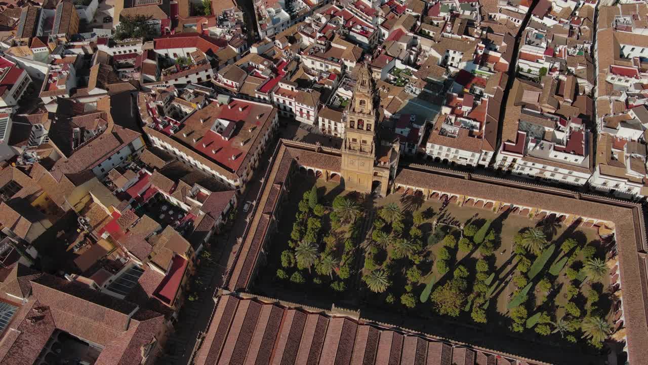 Aerial view of Mosque–Cathedral of Cordoba, Roman bridge, Historic town, Andalusia, Spain视频素材