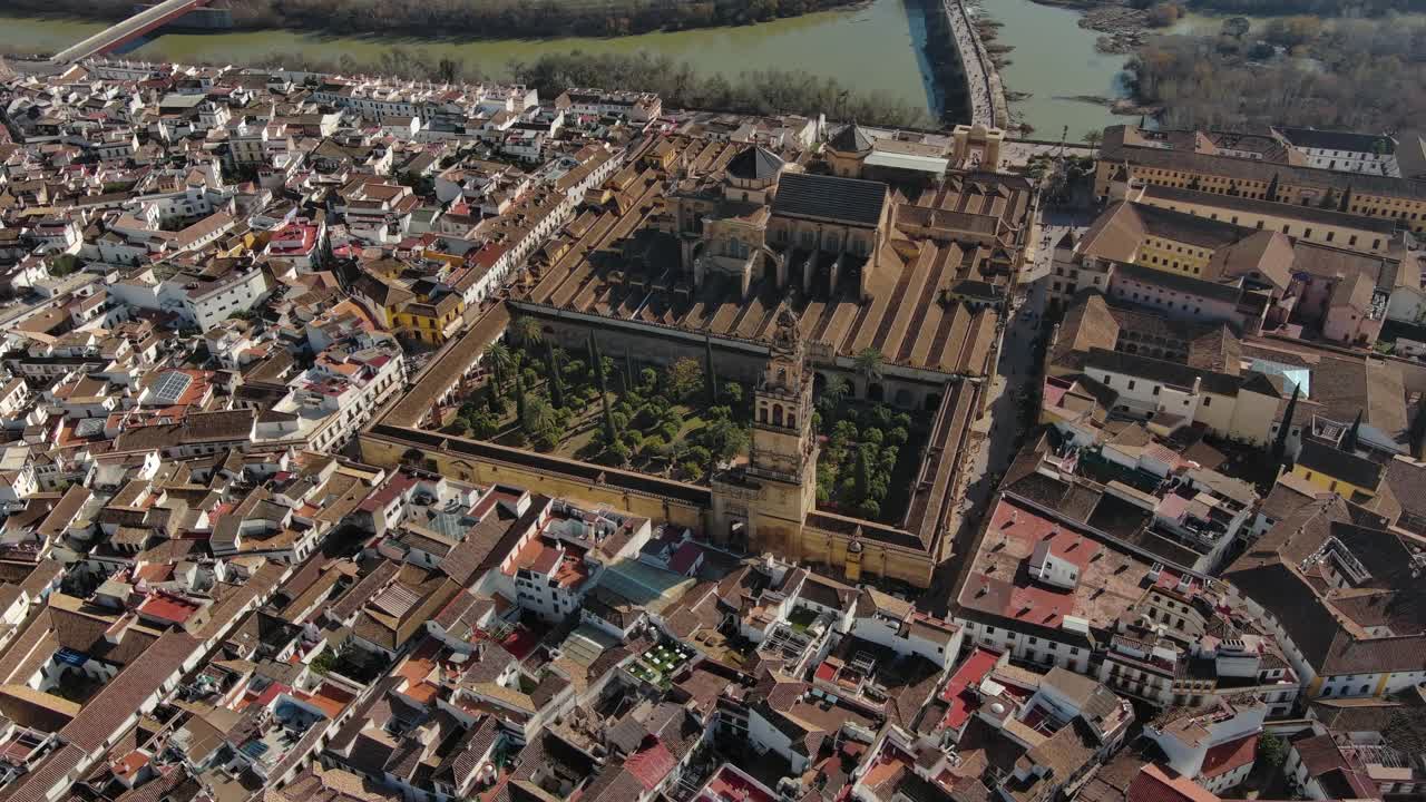 Aerial view of Mosque–Cathedral of Cordoba, Roman bridge, Historic town, Andalusia, Spain视频素材