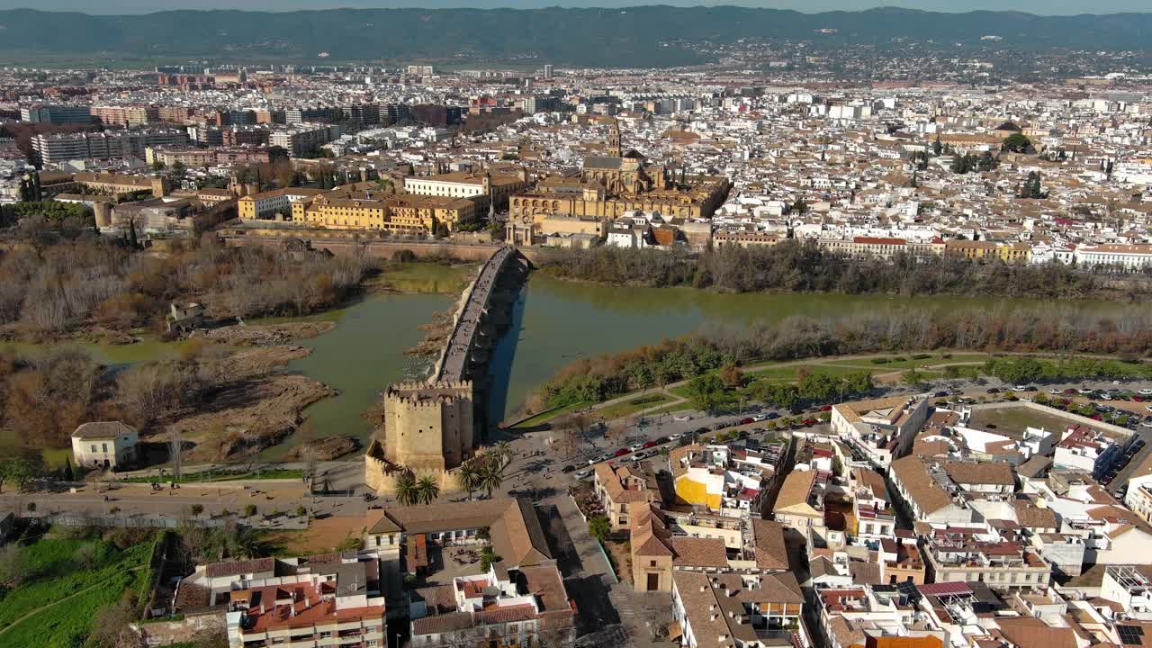 Aerial view of Mosque–Cathedral of Cordoba, Roman bridge, Historic town, Andalusia, Spain视频素材