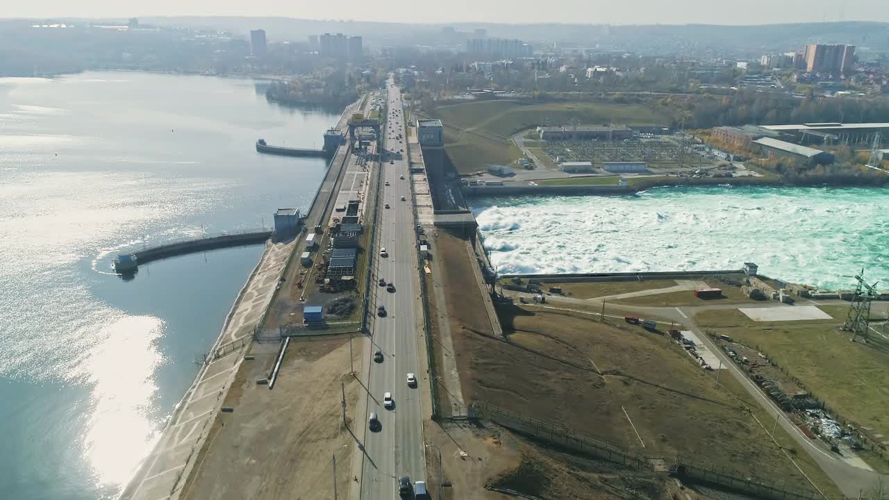 河上水电站，水库放水。视频素材