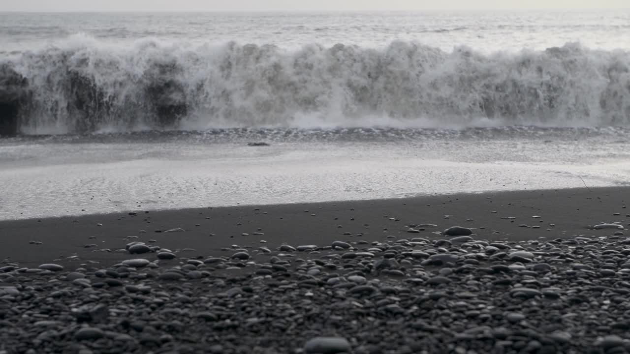 小海浪冲击着冰岛的维克海滩视频素材