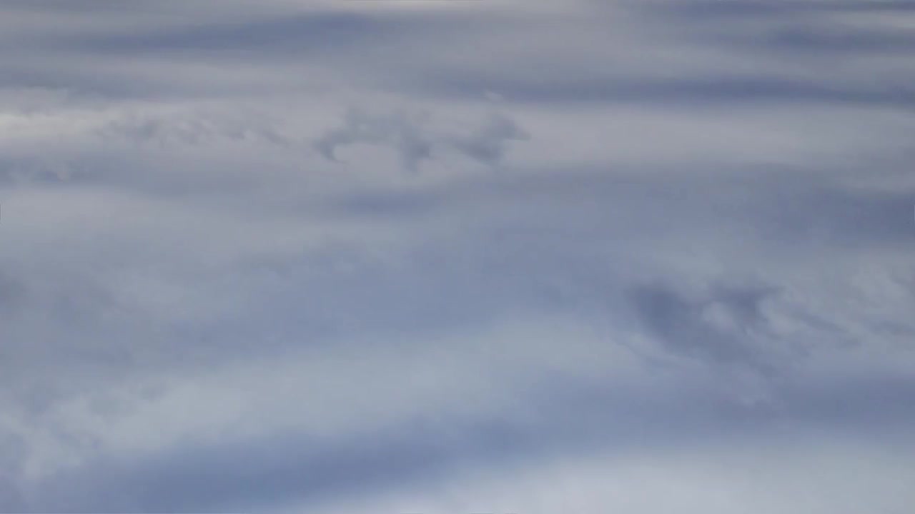 蔚蓝的夏日天空，浓密的雷雨云划过天空。快速云的形成和运动创造一个超现实的时间流逝。延时云4k。奇妙的大自然视频素材