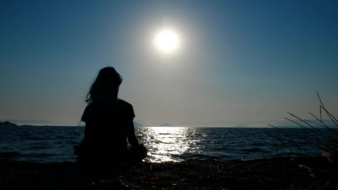 欣赏海景。视频素材