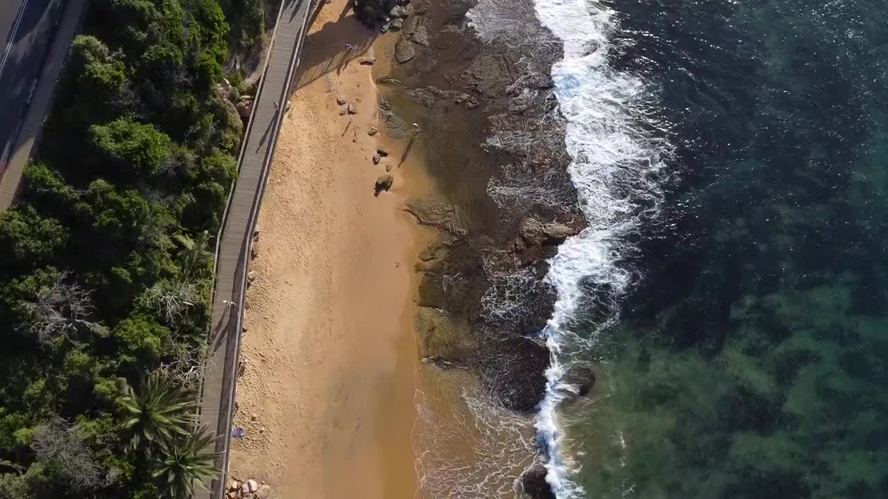 从上面看陆地木板路视频素材