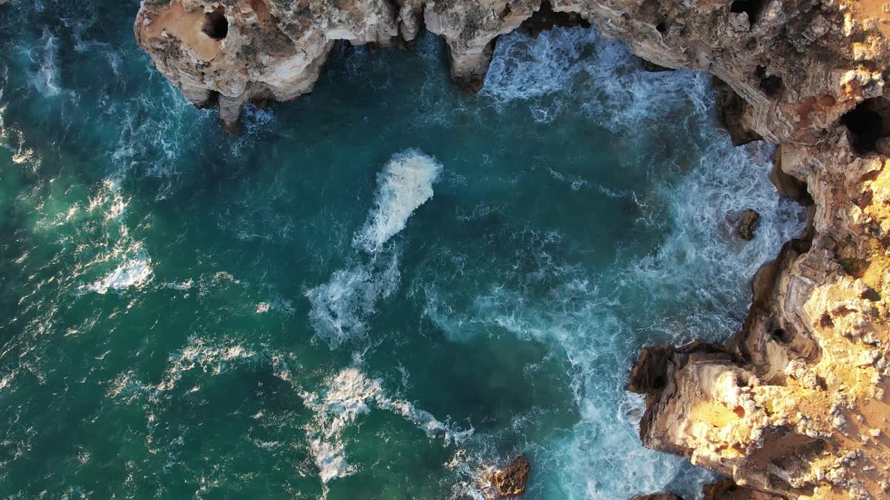 以上是无人机拍摄的葡萄牙萨格雷斯阿尔加维海岸和海水撞击岩石和洞穴的照片视频素材