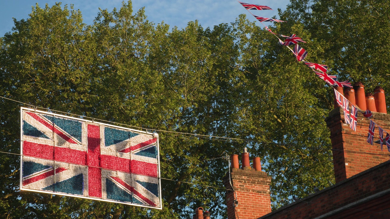 英国英格兰街道上的房屋上飘扬着英国国旗视频素材