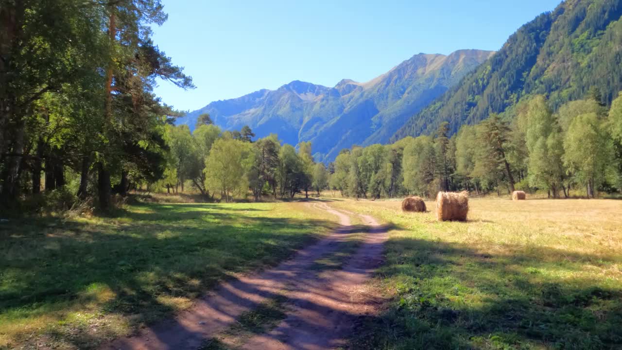 在阿尔克什的高山山脊草地上的道路视频素材