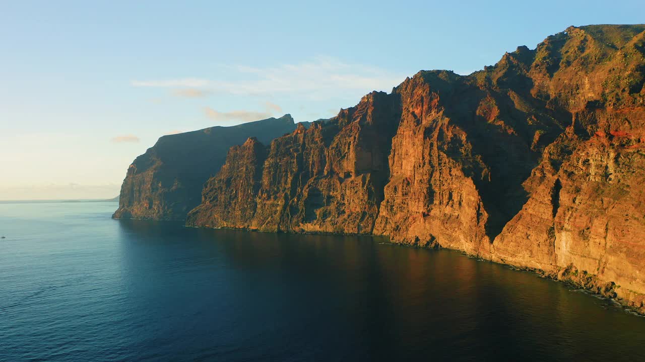 火山岩层，巨大的山脉，巨人，日落时深海中的巨人。加那利岛，特内里费岛。又高又秃的悬崖。视频素材