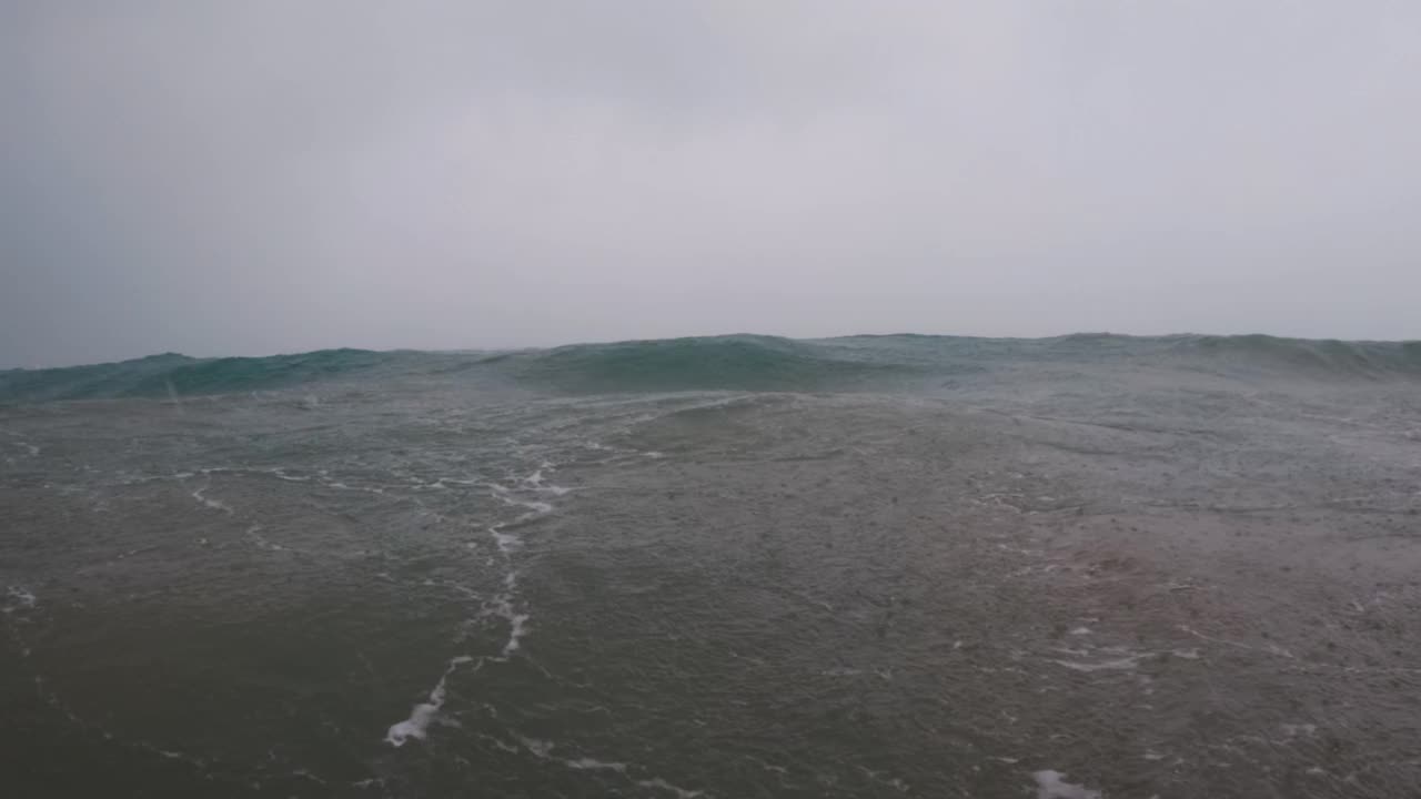 在暴风雨阴天，海浪飞溅，水泡沫，海洋风暴。慢镜头视图视频素材